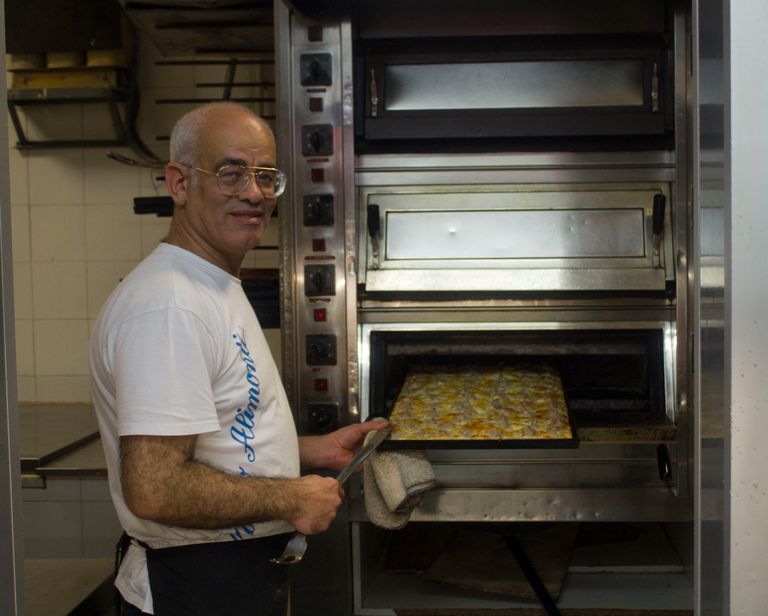 سيد جمعة داخل مطعمه في روما