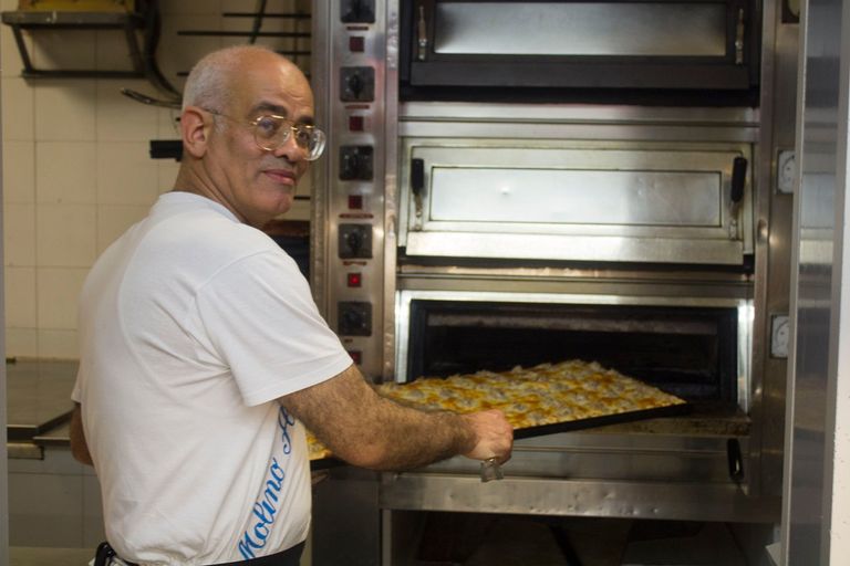 سيد جمعة داخل مطعمه في روما