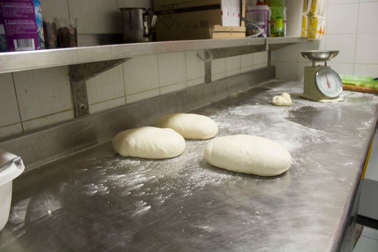 سيد جمعة داخل مطعمه في روما