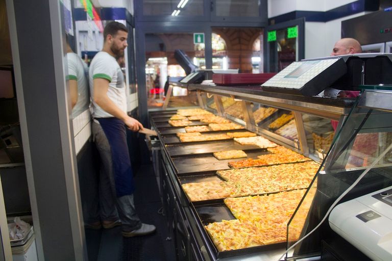 سيد جمعة داخل مطعمه في روما