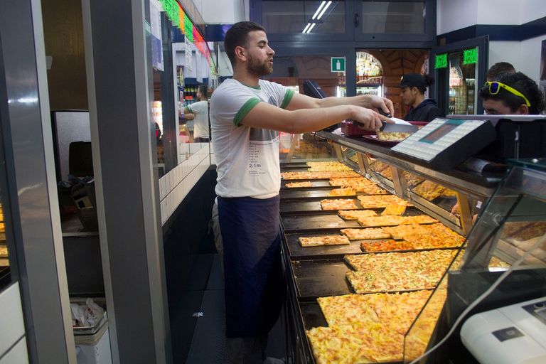 سيد جمعة داخل مطعمه في روما