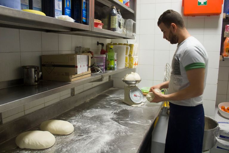 سيد جمعة داخل مطعمه في روما