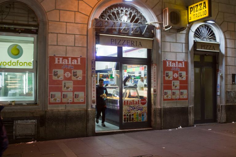 سيد جمعة داخل مطعمه في روما