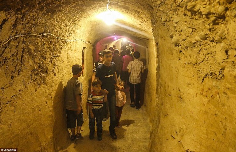 أرض الطفولة ملعب سري تحت الأرض