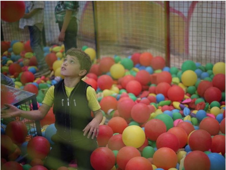 أرض الطفولة ملعب سري تحت الأرض