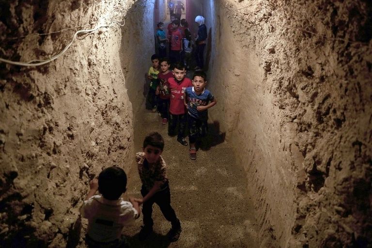 أرض الطفولة ملعب سري تحت الأرض