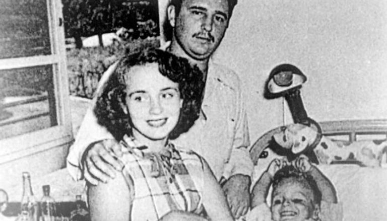 كاسترو مع زوجته الأولى وابنهما فيدل