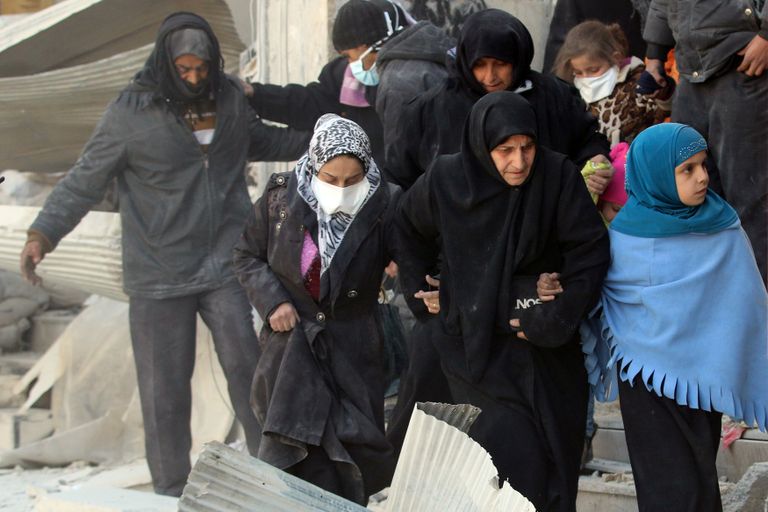 سوريون يهجرون منازلهم تحت قصف شرق حلب