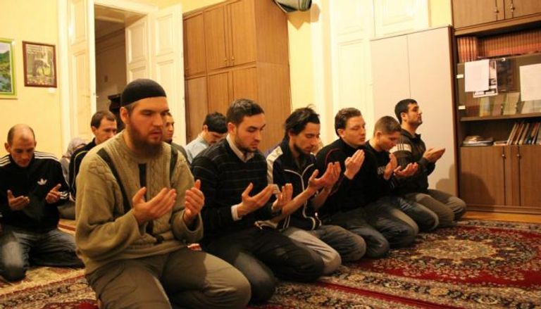 منع الأذان وبناء المساجد والنقاب بالمجر
