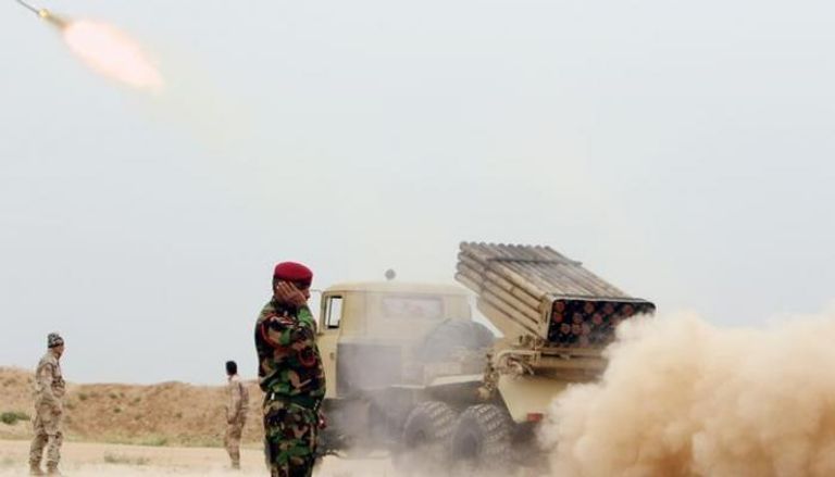 جنود عراقيون يطلقون صاروخا نحو داعش