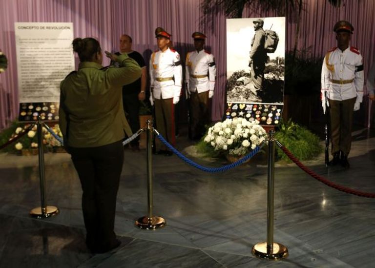 كوبية تودع كاسترو