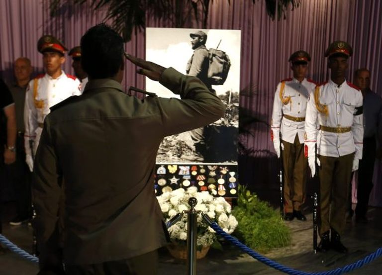 كوبية تودع كاسترو