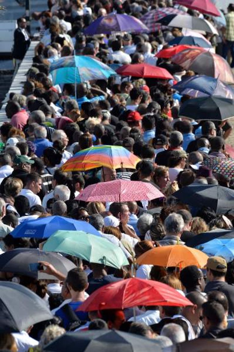 كوبية تودع كاسترو