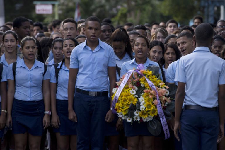 كوبية تودع كاسترو