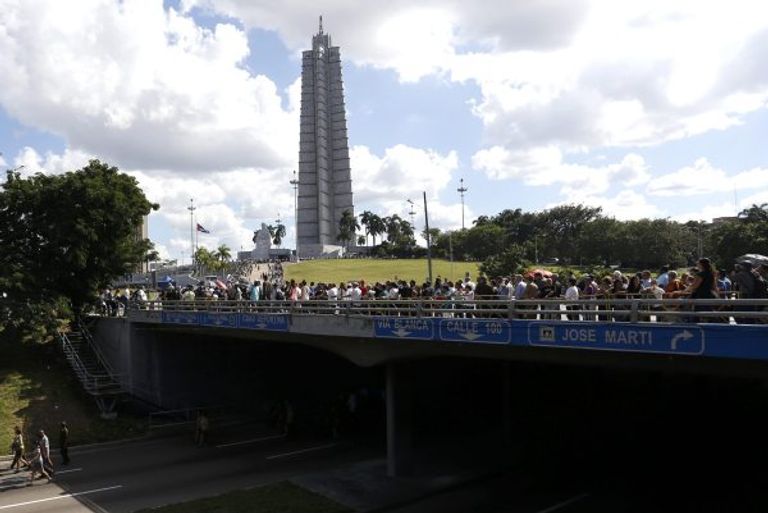 كوبية تودع كاسترو