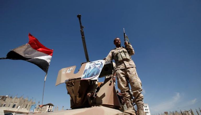 حوثي فوق آلية عسكرية تحمل صورة صالح