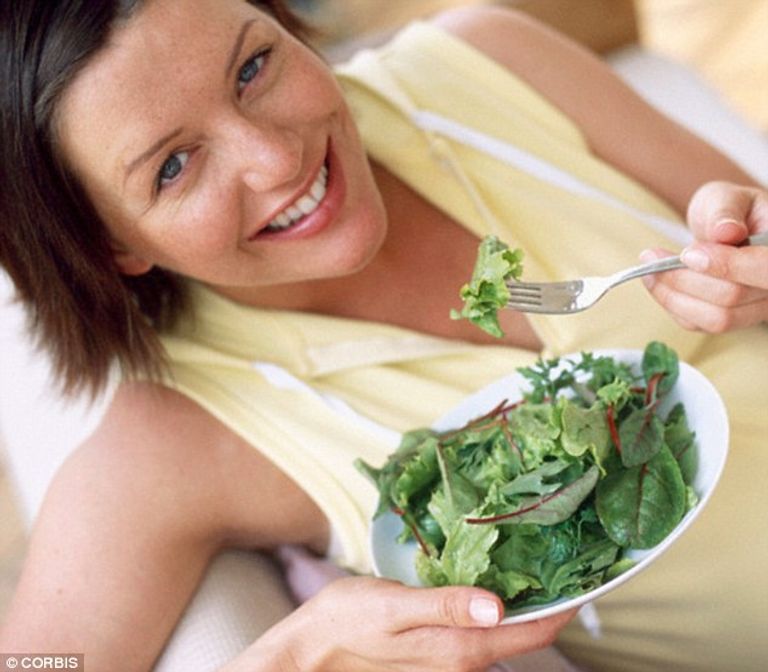 صورة من الإنترنت لشخص يجري اختبار السكري