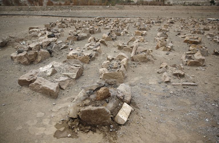 يمني يحمل طفله المريض