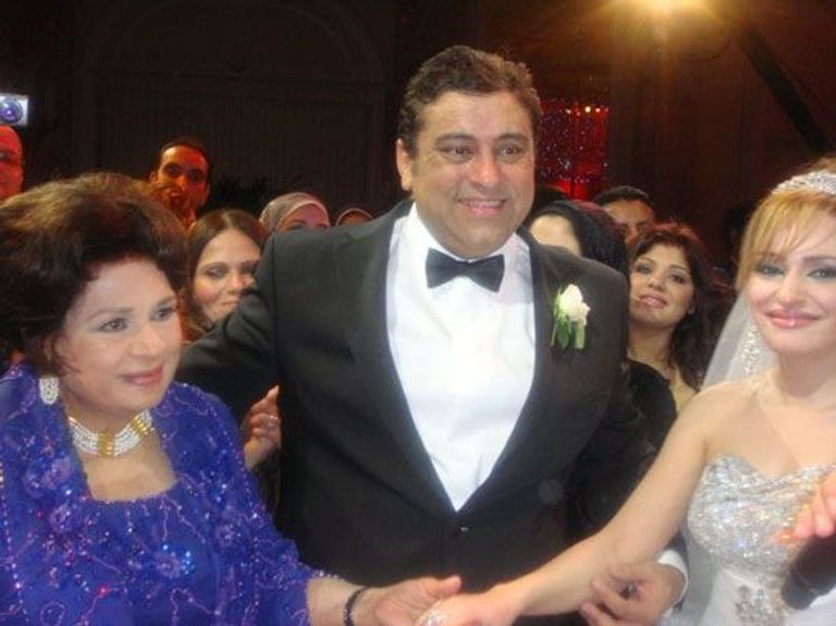 كريمة مختار مع ابنها الإعلامي معتز الدمرداش وعروسه الفنانة كريمة مختار