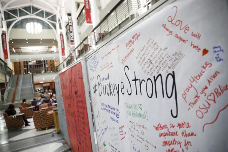 لوحة لطلبة جامعة أوهايو للتعبير عن الأحداث الدامية طلاب جامعة أوهايو التي شهدت عملا إرهابيا