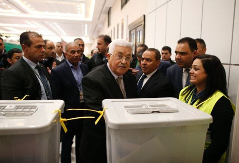 أبو مازن يدلي بصوته فى انتخابات فتح