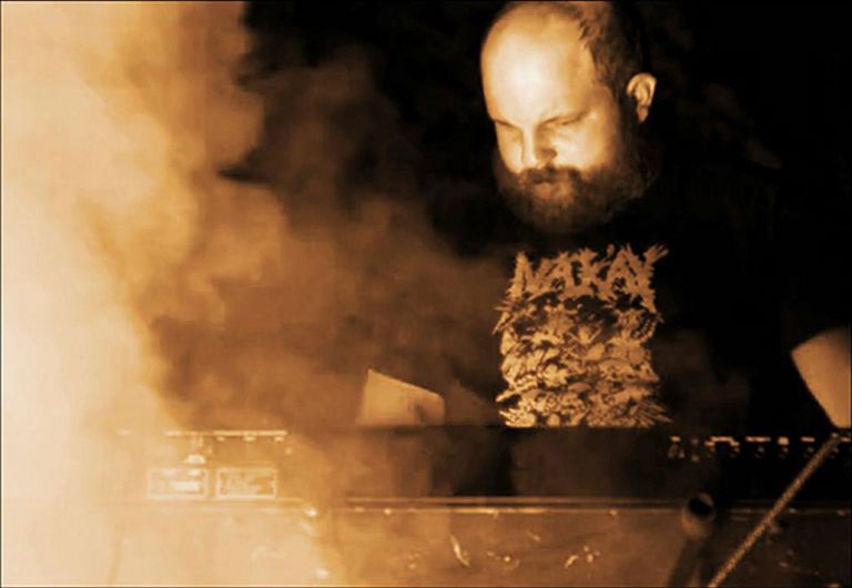 فريق جولدن دونا في حفل سابق الحريق في صورة تداولتها مواقع التواصل