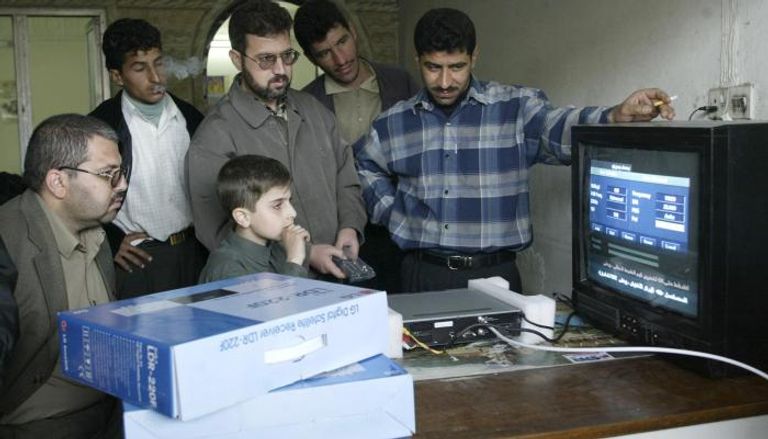عراقيون يشترون جهاز استقبال هوائي