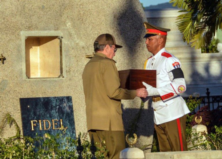 راؤول كاسترو يضع رماد شقيقه بالنصب