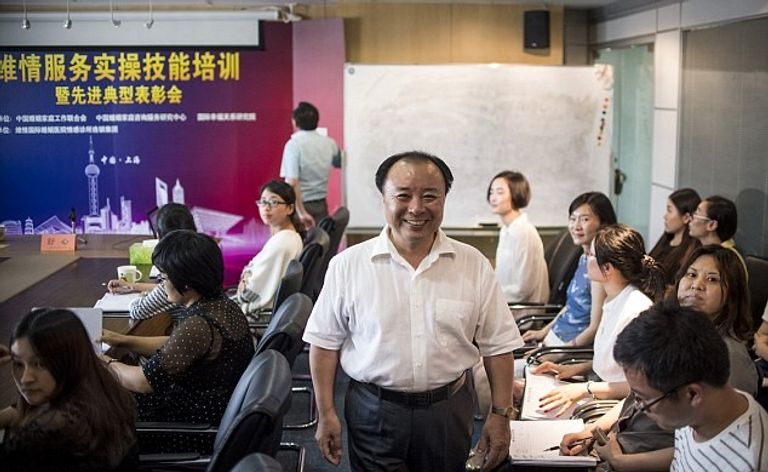 الزوجة تسعى لإنقاذ زواجها بطريقة خاصة