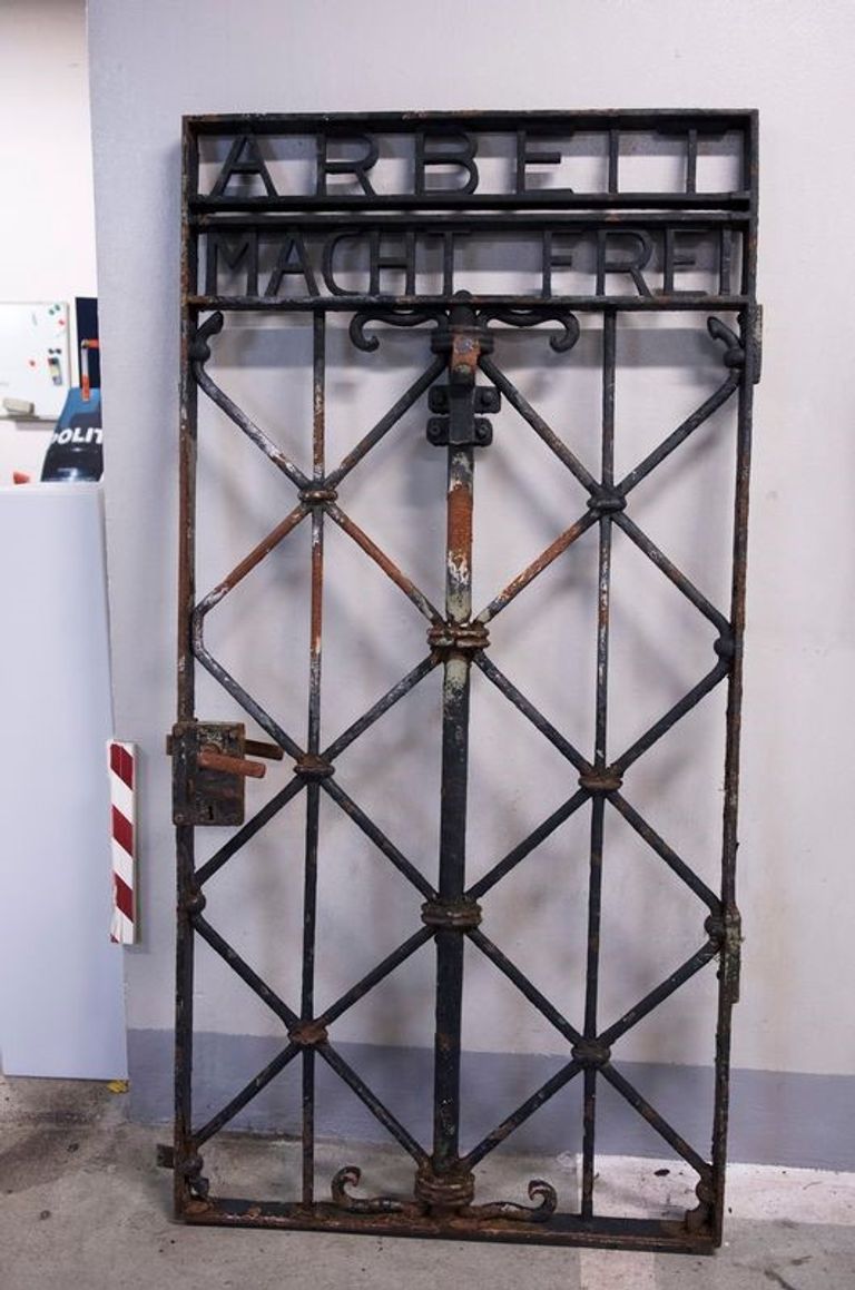 البوابة النازية المسروقة