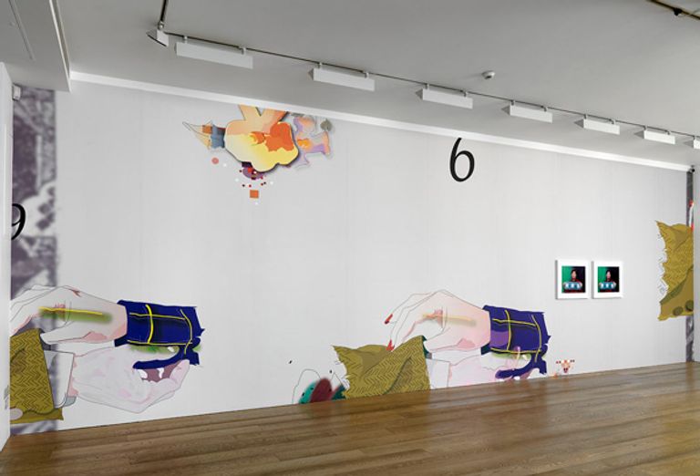 هيلين مارتن مع أحد تصميماتها