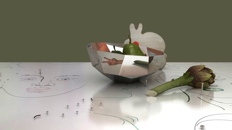 هيلين مارتن مع أحد تصميماتها