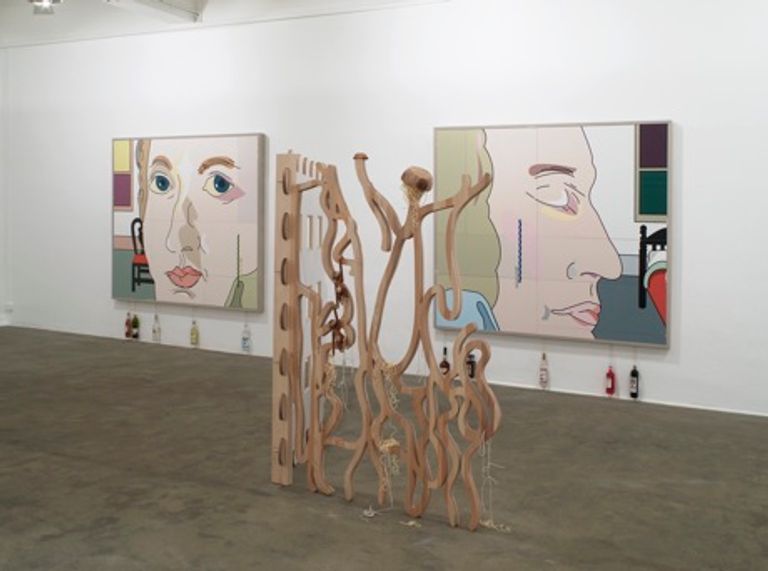 هيلين مارتن مع أحد تصميماتها