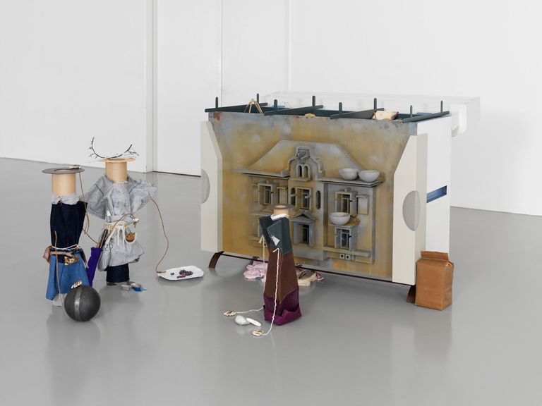 هيلين مارتن مع أحد تصميماتها