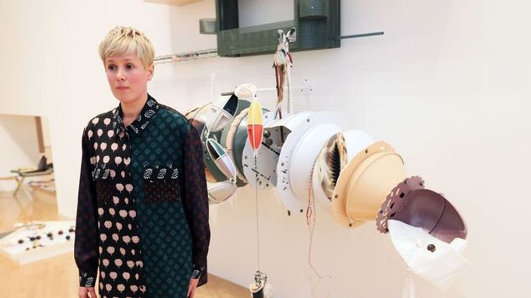 هيلين مارتن مع أحد تصميماتها