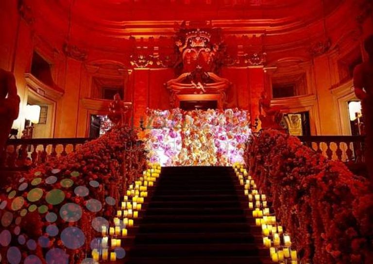 رجل الأعمال المصري يراقص ابنته