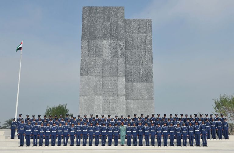 طلاب يتصفحون جدارية تضم أسماء الشهداء