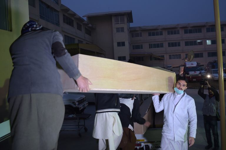 عمليات البحث وسط حطام الطائرة المنكوبة