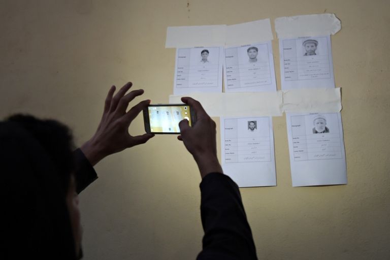 عمليات البحث وسط حطام الطائرة المنكوبة