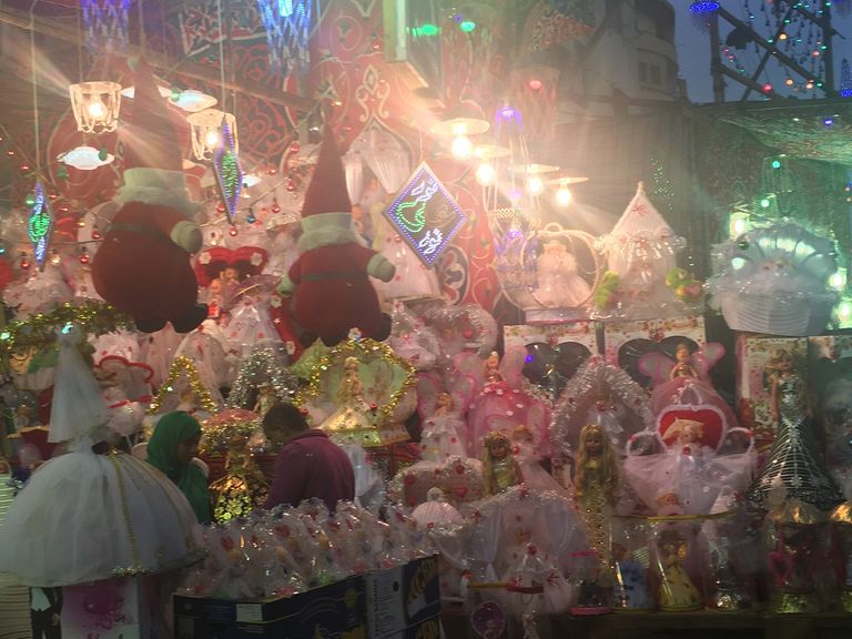 بابا نويل بجوار حلوى المولد