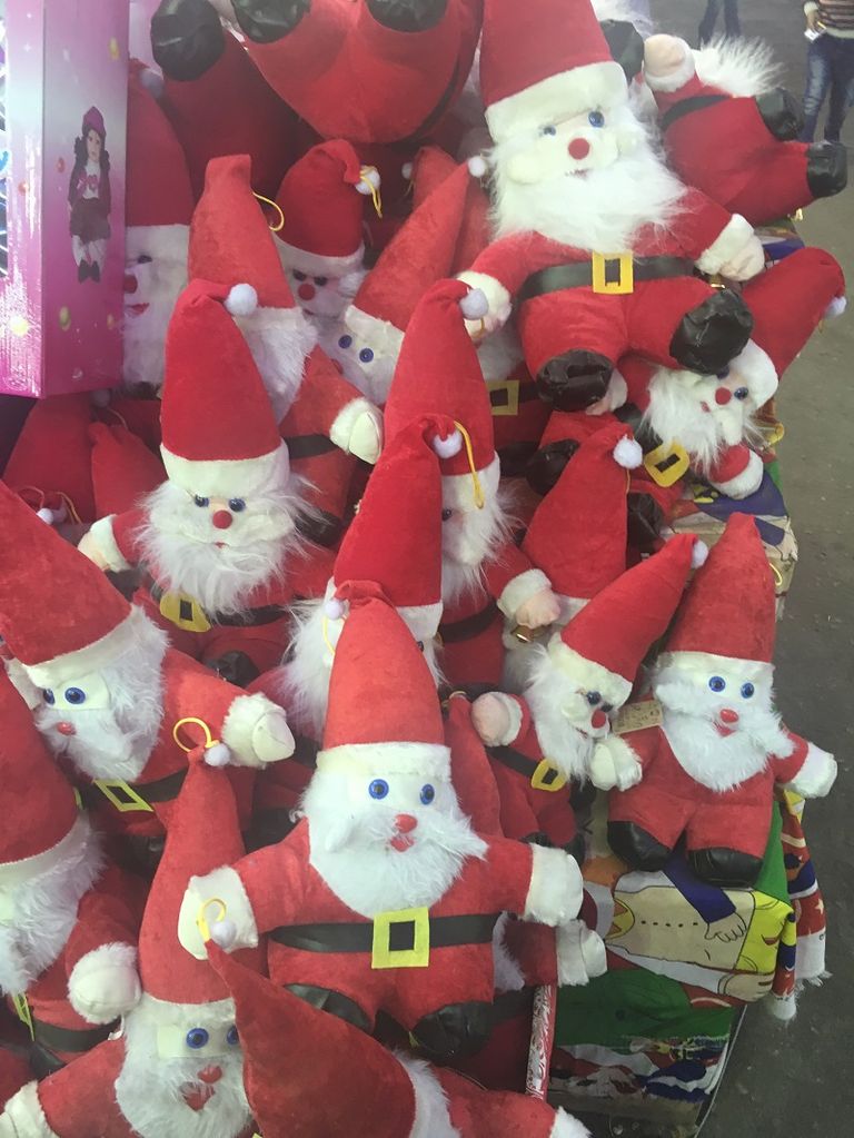 بابا نويل بجوار حلوى المولد