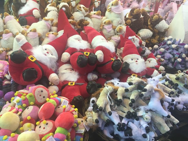 بابا نويل بجوار حلوى المولد