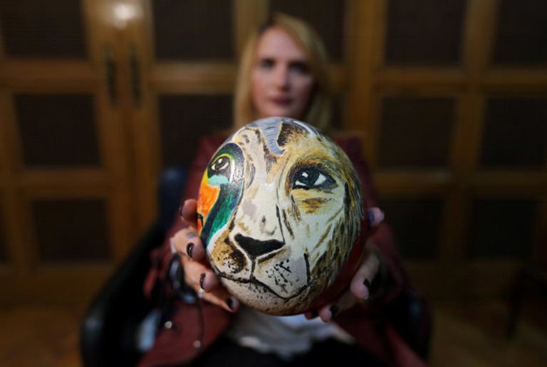 الرسم على بيض النعام