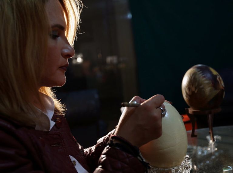 الرسم على بيض النعام