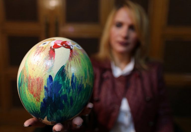 الرسم على بيض النعام