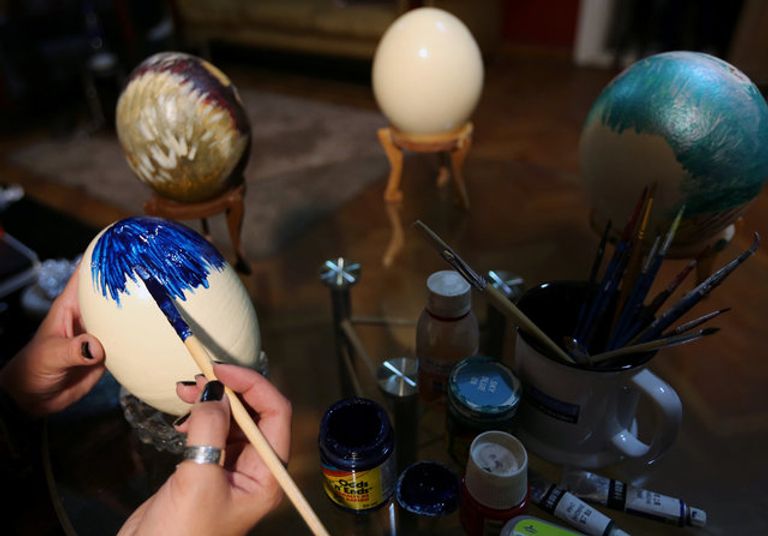 الرسم على بيض النعام