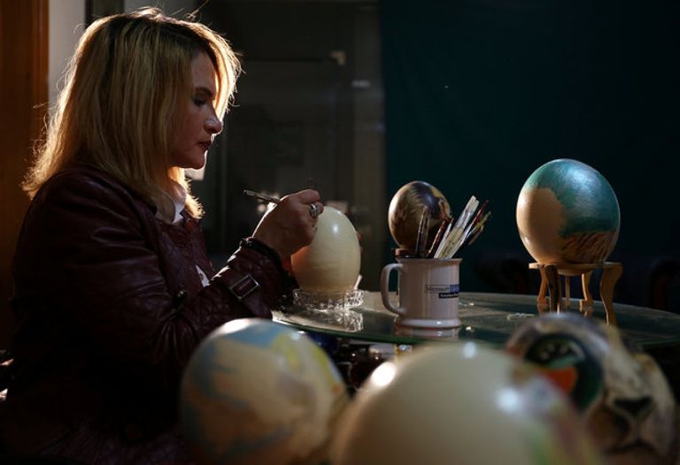 الرسم على بيض النعام