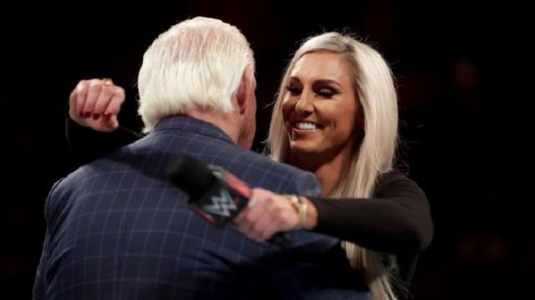 تشارلوت تصفع والدها