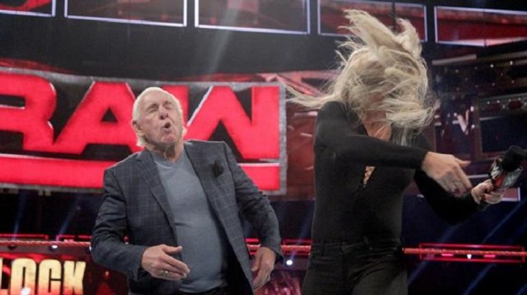 تشارلوت تصفع والدها