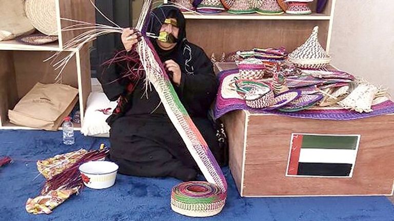 - خلود الهاجري خلال تقديمها ورقة الشارقة للتراث